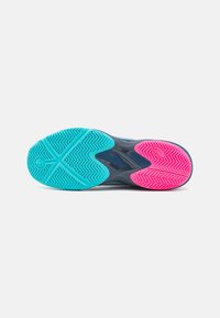 Semelle de chaussure en caoutchouc bleu et rose avec un motif de traction complexe ; comprend un design lisse et incurvé pour la flexibilité et l'adhérence.