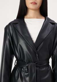 ONLY ONLBINA WRAP COAT - Giacca in similpelle - black
