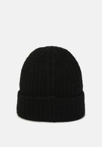 Czarna dziana czapka typu beanie z prążkowaną fakturą, z zagiętym mankietem i miękkim, puszystym materiałem.