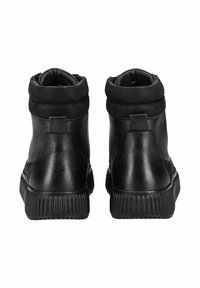 Stivali alla caviglia in pelle nera con suola in gomma, dotati di un bordo arrotolato e una finitura testurizzata. Design minimalista con stile slip-on.