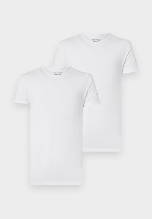 Dwie białe bawełniane koszulki z okrągłym dekoltem i krótkimi rękawami. Każda koszulka ma prosty fason, bez wzorów i dodatków.