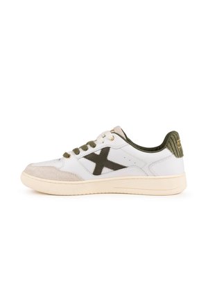 Sneaker bianco basso con lacci verde oliva e dettaglio sul tallone, punta beige e logo a croce verde oliva sul lato.