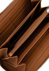 Braune Lederbrieftasche mit mehreren Kartenfächern, einem Reißverschluss-Münzfach und geräumigen Fächern, vollständig geöffnet dargestellt.