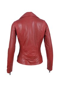 Giacca di pelle rossa con maniche lunghe, colletto a punta e cerniere laterali. Presenta un design elegante e aderente con dettagli di cucitura visibili.