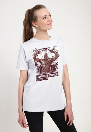 Kvinde med hestehale iført en hvid T-shirt med Deadpool, der holder to katanas op, med teksten "Adamantium Katanas? Det skulle du ikke have."