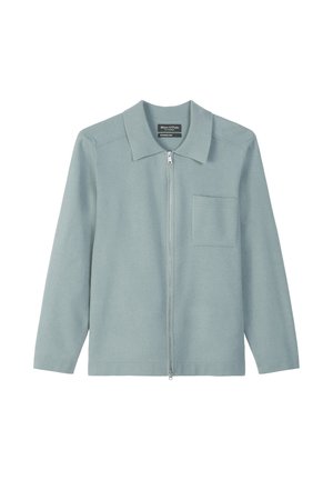 Hellblaues Zip-Jackett aus weichem Material, mit Kragen, langen Ärmeln und einer Brusttasche. Einfaches, klares Design.
