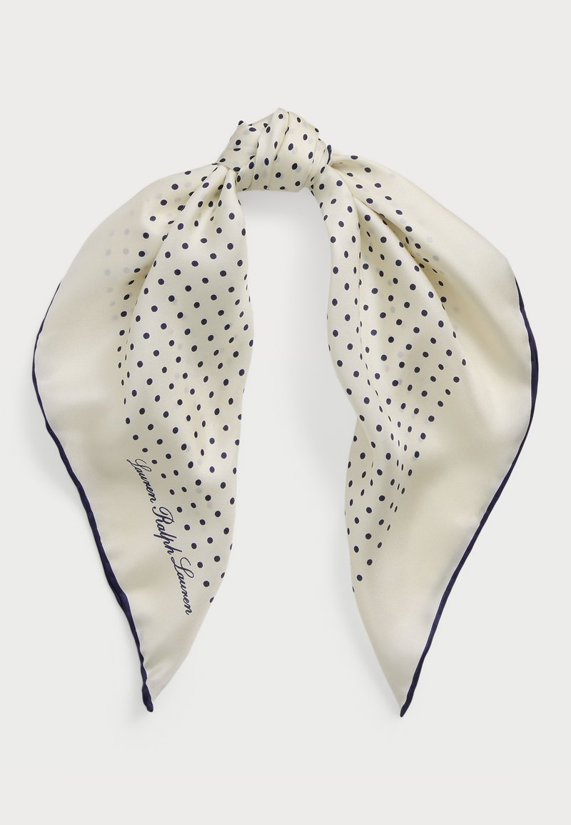 Jedwabny szalik w kremowym tle z granatowymi kropkami, związany na środku; granatowa obręcz; zawiera napis "Lauren Ralph Lauren."