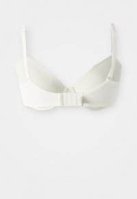Soutien-gorge blanc rembourré avec des bretelles ajustables et une fermeture à crochet et œillet, présenté à plat sur un fond blanc.