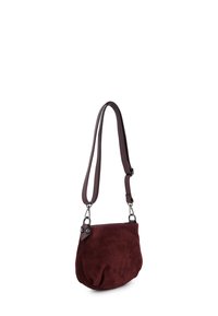 Bordowa zamszowa torebka na ramię o zaokrąglonym kształcie, z regulowanym skórzanym paskiem i srebrnymi metalowymi elementami ozdobnymi.