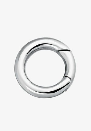 Anillo de metal plateado pulido, de forma circular y diseño sin costuras. Presenta una superficie lisa y brillante con un ligero giro en un punto.