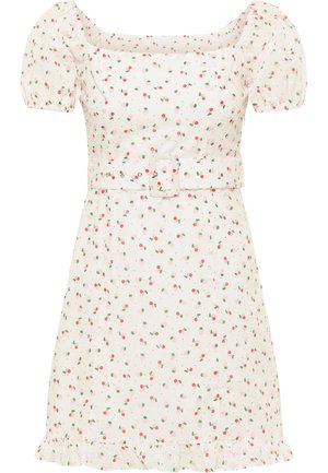 Rochie scurtă albă cu decolteu pătrat, mâneci bufante și talie legată cu un cordon. Prezintă un imprimeu dispersat cu căpșuni și o fustă cu volane.