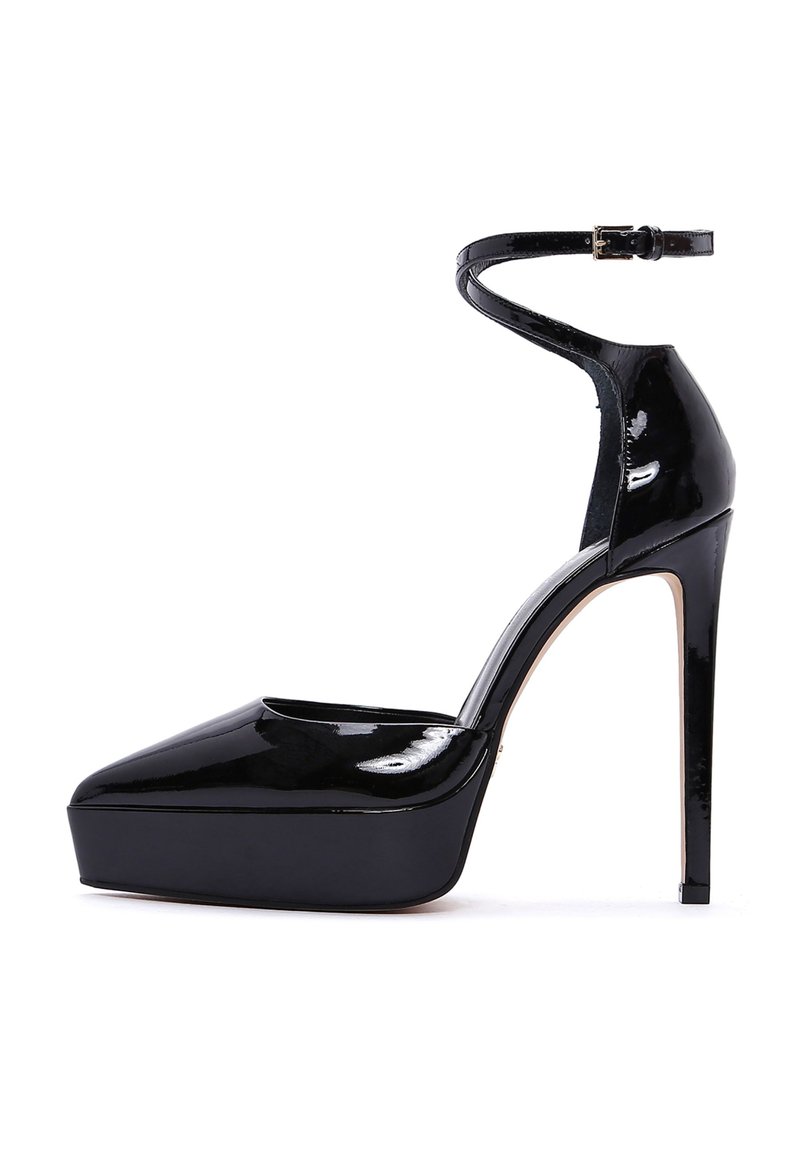 Tacones de plataforma de charol negro con punta afilada, correa en el tobillo y tacón aguja; textura suave y acabado de alto brillo.