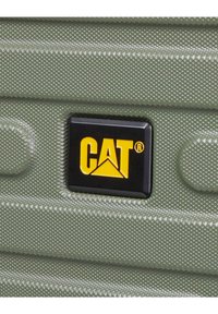 Zelený texturovaný kufr s černým obdélníkovým štítkem, na kterém je žluté logo "CAT" a ikona hory.