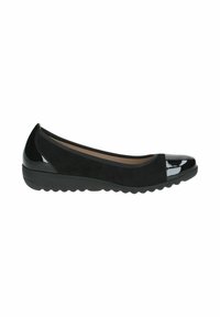 Ballerine nere con tomaia in suede e punta in vernice lucida. La suola è leggermente rialzata e presenta una presa di gomma testurizzata.
