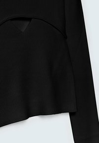 Haut noir à manches longues côtelé avec un large décolleté orné d'une découpe en forme de goutte. Le tissu présente une finition texturée, avec une coupe ample à l'ourlet.