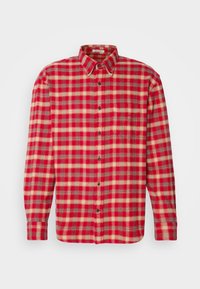 Czerwona i kremowa koszula w kratę z długim rękawem, z kołnierzykiem zapinanym na guziki, z kieszonką z przodu oraz teksturowanym materiałem.