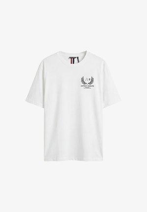 Camiseta blanca de manga corta con cuello redondo, pequeño logo de corona de laurel negra y texto "Antony Morato" en el pecho izquierdo.