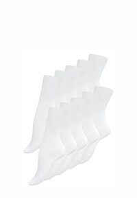Calzini bianchi in cotone, con una texture a coste, punta senza cuciture e tallone rinforzato, disposti in una formazione a strati. Confezione con più paia.