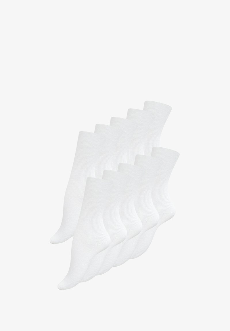 Calzini bianchi in cotone, con una texture a coste, punta senza cuciture e tallone rinforzato, disposti in una formazione a strati. Confezione con più paia.