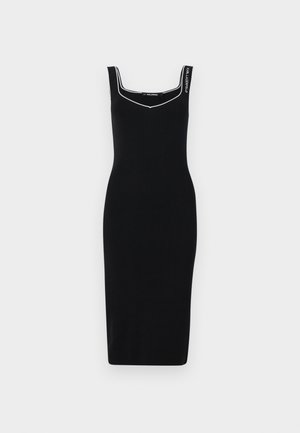 Schwarzes, geripptes Strickkleid mit einer figurbetonten Silhouette. Verfügt über einen quadratischen Ausschnitt und weiße Akzente entlang des Ausschnitts und der Träger.