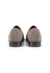 Scarpe in suede grigio con una texture liscia, punta arrotondata, tacco basso e cuciture dettagliate, dotate di una suola in legno con un accento blu.