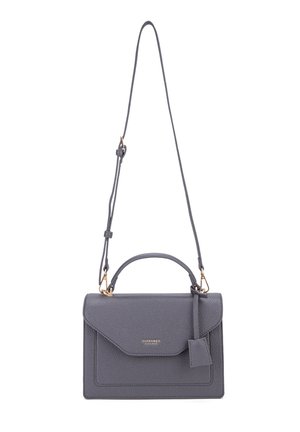 Borsa a tracolla in pelle grigia con finitura testurizzata, pattina ripiegabile, manico superiore, tracolla staccabile e una piccola etichetta. Accenti in metallo dorato.