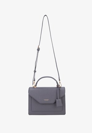 Borsa a tracolla in pelle grigia con finitura testurizzata, pattina ripiegabile, manico superiore, tracolla staccabile e una piccola etichetta. Accenti in metallo dorato.