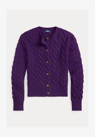 Cardigã tricotado roxo com padrão de cabos, colarinho em forma de xale e botões de madeira na frente. Pequeno logótipo bordado no peito.