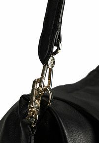 Anse de sac à main en cuir noir avec ferrures dorées, comprenant un mousqueton et des accents décoratifs. Texture lisse et forme structurée.