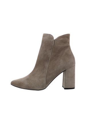 Taupe Wildleder-Stiefelette mit spitzer Schuhspitze und hohem Blockabsatz, mit leicht gewelltem oberen Rand.