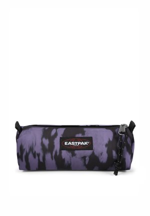 Trousse Eastpak en motif tie-dye violet et noir, en tissu durable, avec fermeture éclair et logo de la marque.
