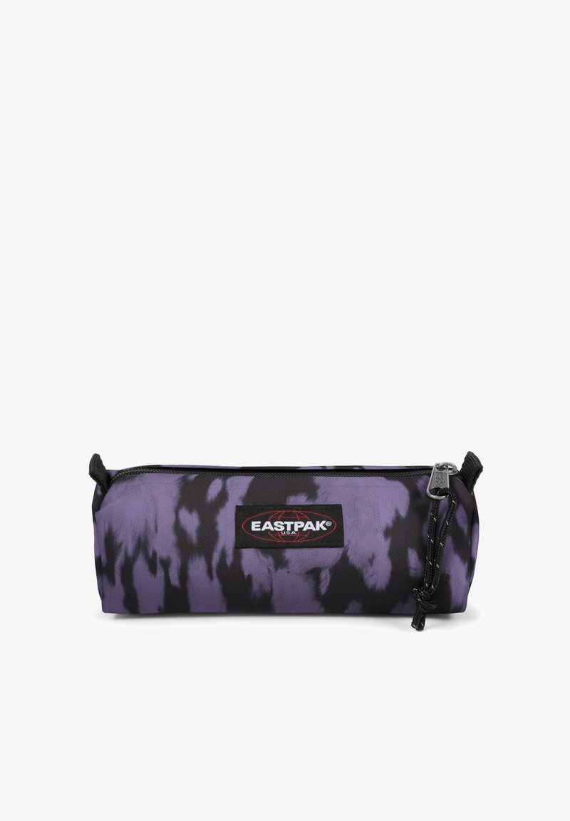 Trousse Eastpak en motif tie-dye violet et noir, en tissu durable, avec fermeture éclair et logo de la marque.