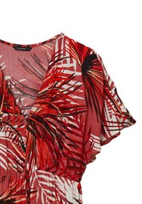 Robes florales rouges et blanches à manches courtes, avec un décolleté en V et une taille froncée. Motifs de feuilles de palmier dans différentes teintes.