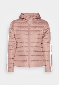 Jasnoróżowa kurtka puchowa z kapturem, o pikowanej fakturze, z białymi paskami na rękawach i zamkiem z przodu. Małe logo na klatce piersiowej.