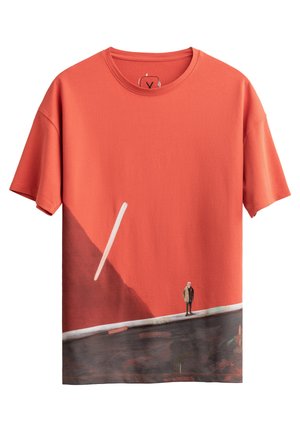 Korte mouwen t-shirt in koraal, met een grafiek van een figuur en abstracte patronen in donkere tinten, met een minimalistisch ontwerp en een katoenstructuur.