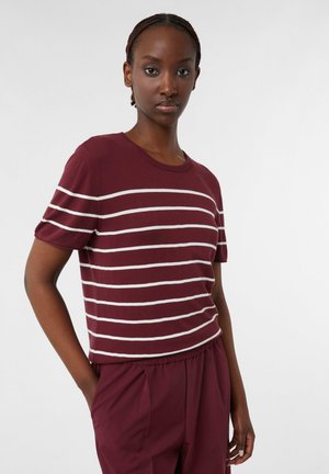 Chemise bordeaux à manches courtes avec des rayures horizontales blanches, dotée d'un col rond et d'une texture douce, associe à un pantalon assorti.