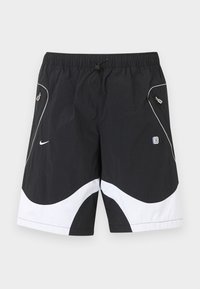 Αθλητικό σορτς της Nike σε ασπρόμαυρο, με ελαστική μέση, κορδόνι ρύθμισης, πλευρικές τσέπες με φερμουάρ και ανακλαστική επένδυση στα μπροστινά πάνελ.