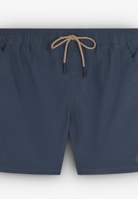 Shorts de bain bleu marine avec taille élastique et cordon de serrage. Comprend des poches latérales et un patch rond avec logo sur le bas à gauche.