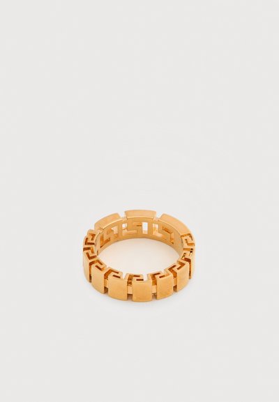 Δαχτυλίδι σε χρυσό χρώμα με γεωμετρικές εγκοπές, υφή στην επιφάνεια και κυκλικό σχέδιο με εναλλασσόμενα σχήματα σε μπλοκ.