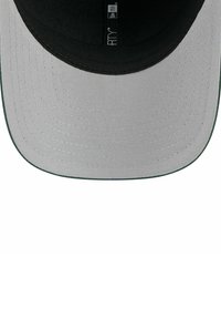 Casquette avec une couronne en tissu noir et une visière grise ; possède un bord cousu et une étiquette logo près de la couture intérieure supérieure.