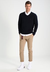 Tommy Hilfiger V-NECK  - Strickpullover - sky captain