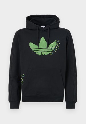 Czarna bluza z kapturem z pikselowym zielonym logo trefoil Adidas, kieszenią z przodu i ściągaczami na rękawach z trzema paskami.