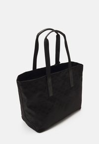 Czarna torba typu tote wykonana z wytrzymałej tkaniny z wytłaczanym wzorem logo. Zaprojektowana z dwoma solidnymi uchwytami i przestronnym wnętrzem.
