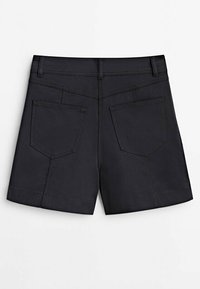Short en denim noir avec deux poches arrière, passants pour ceinture et détails de couture visibles, posé à plat sur un fond blanc.