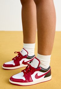 AIR JORDAN 1 LOW - Trainers - white/gym red/black/sail