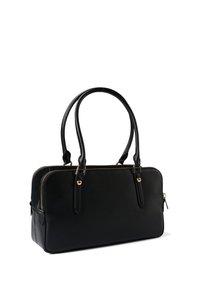 Μαύρη δερμάτινη τσάντα χειρός με δύο χερούλια, χρυσές λεπτομέρειες φερμουάρ, ορθογώνιο σχήμα, υφή επιφάνειας και τσέπη με φερμουάρ στο πλάι.