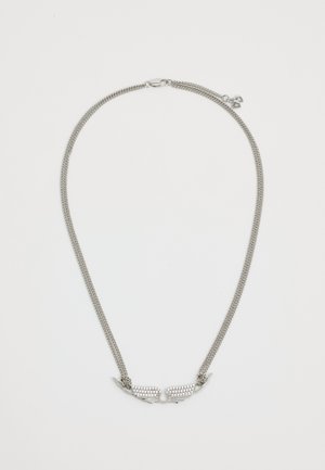Collana d'argento con catena a rete, dotata di un pendente a forma di ala decorato con pietre trasparenti, creando un design texturizzato e dimensionale.