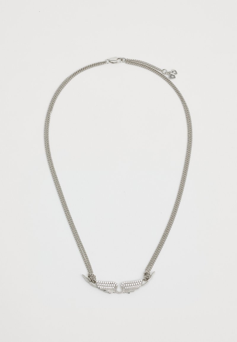 Stříbrný náhrdelník s síťovým řetízkem, s přívěskem ve tvaru křídla zdobeným čirými kameny, který vytváří texturovaný a dimenzionální design.