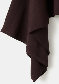 Tela marrón oscuro con una superficie lisa y ligeramente texturizada, colgando en pliegues suaves contra un fondo claro.