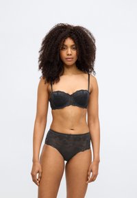 Σετ μαύρου δαντελένιου εσωρούχου με στράπλες σουτιέν με ανθικό μοτίβο και ψηλόμεσο σλιπ. Λεπτή δαντέλα στολίζει τις άκρες.